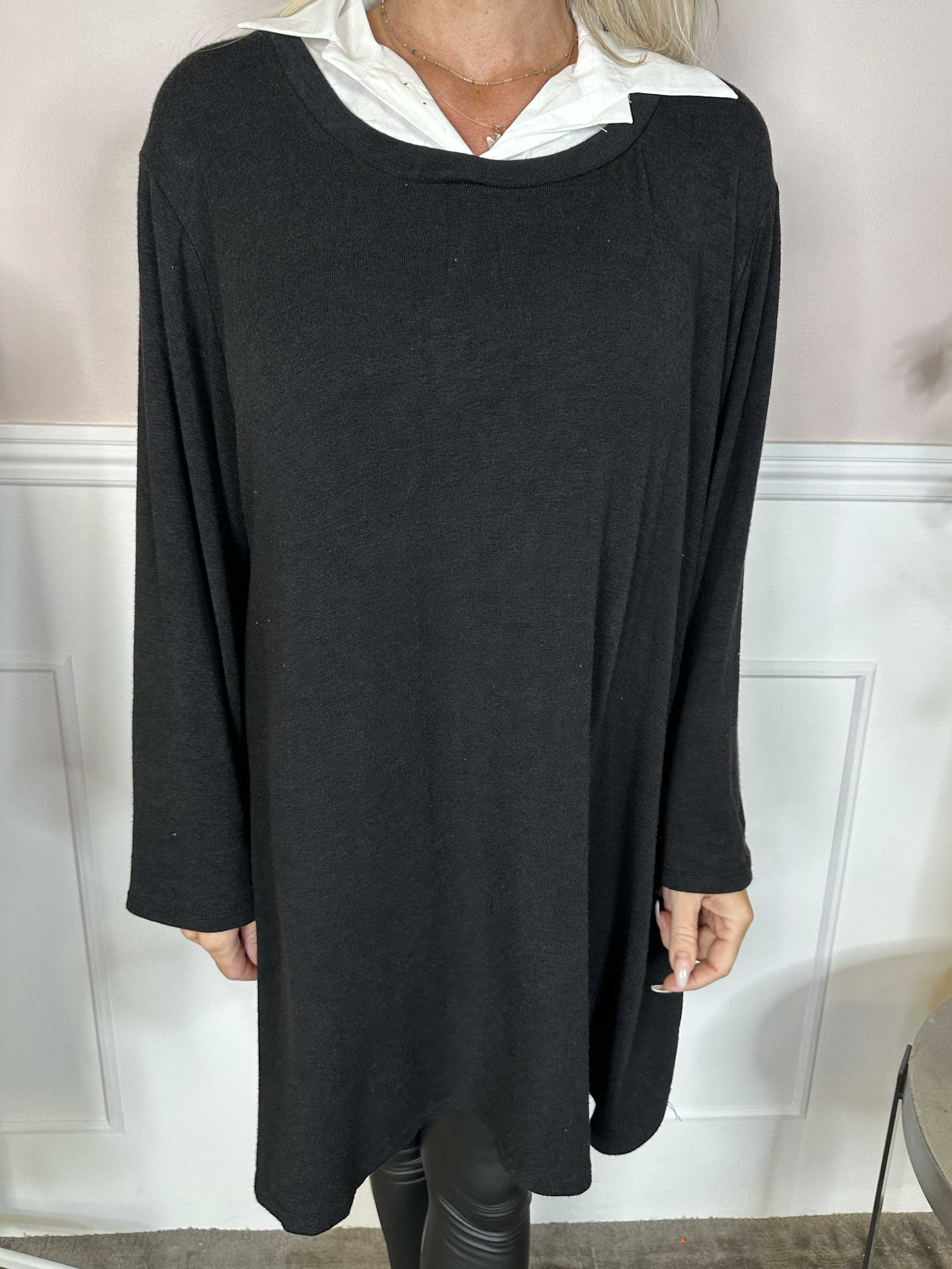 Clarita - Lång mjuk stickad blus med vit skjortkrage